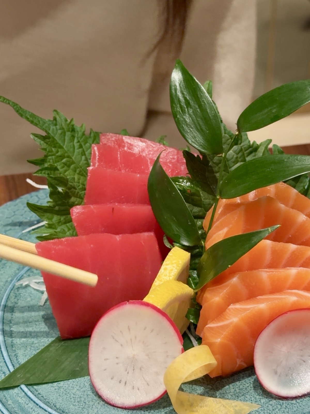 Dettaglio del sashimi di tonno e salmone di Izu a Milano