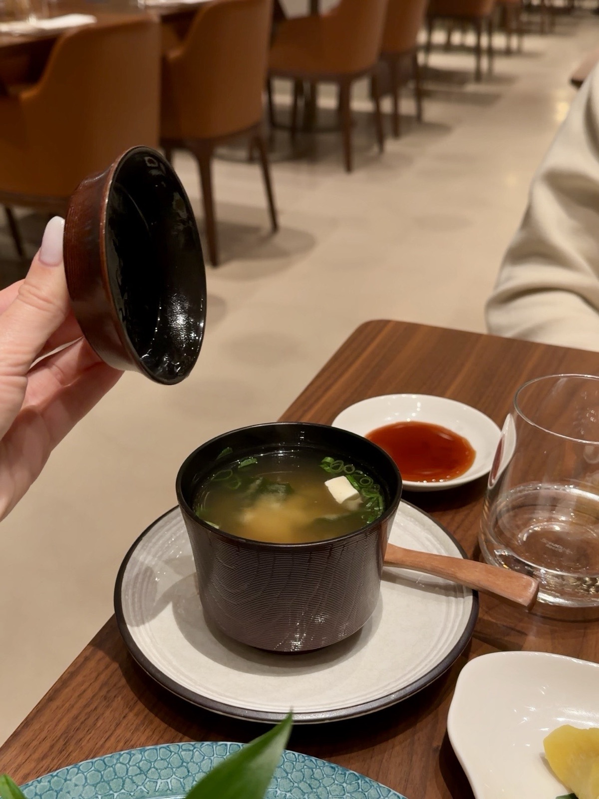 Zuppa di miso di Izu a Milano nella ciotola laccata con coperchio