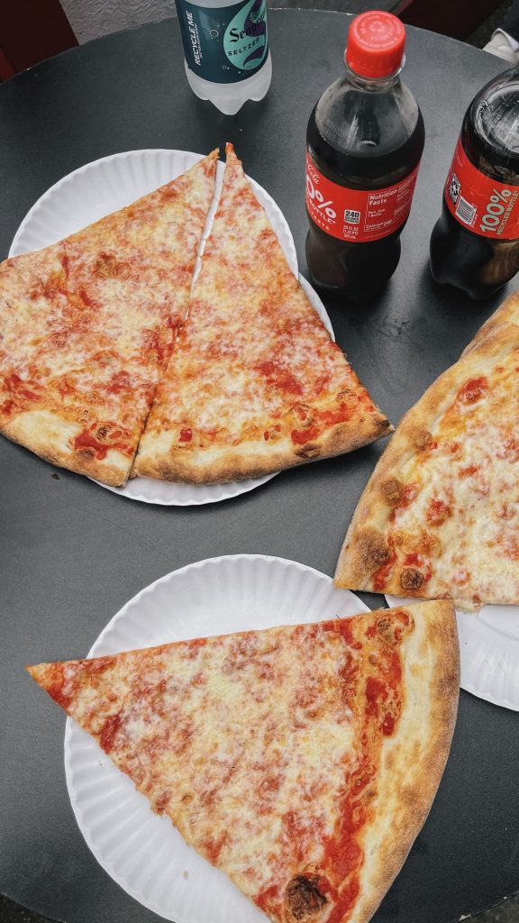 Slice di pizza newyorkese da Joe's Pizza nel Greenwich Village