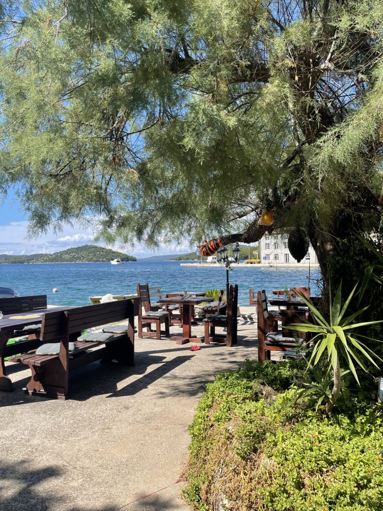 Interno di una Konoba a Dugi Otok con piatti tradizionali