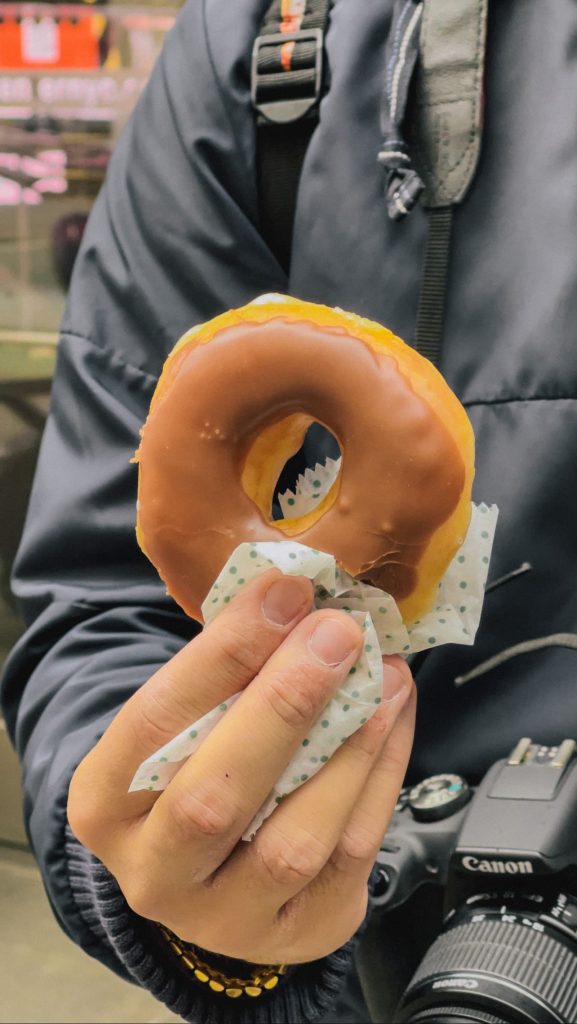 Donuts colorati e glassati da Krispy Kreme in Times Square