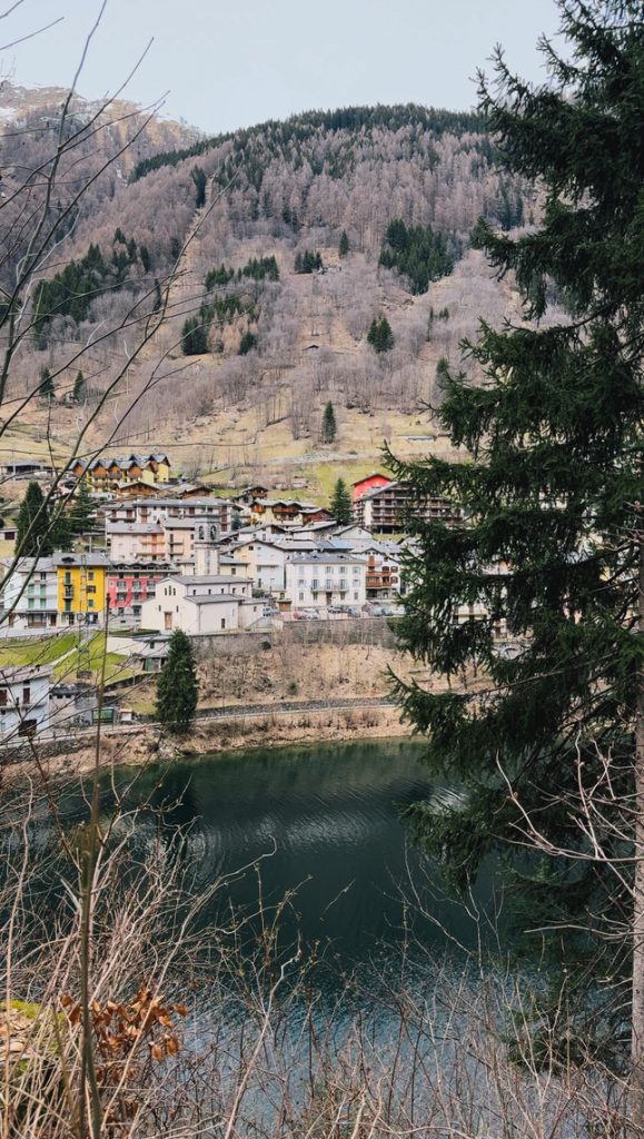 Sentiero naturalistico che costeggia il lago di Carona