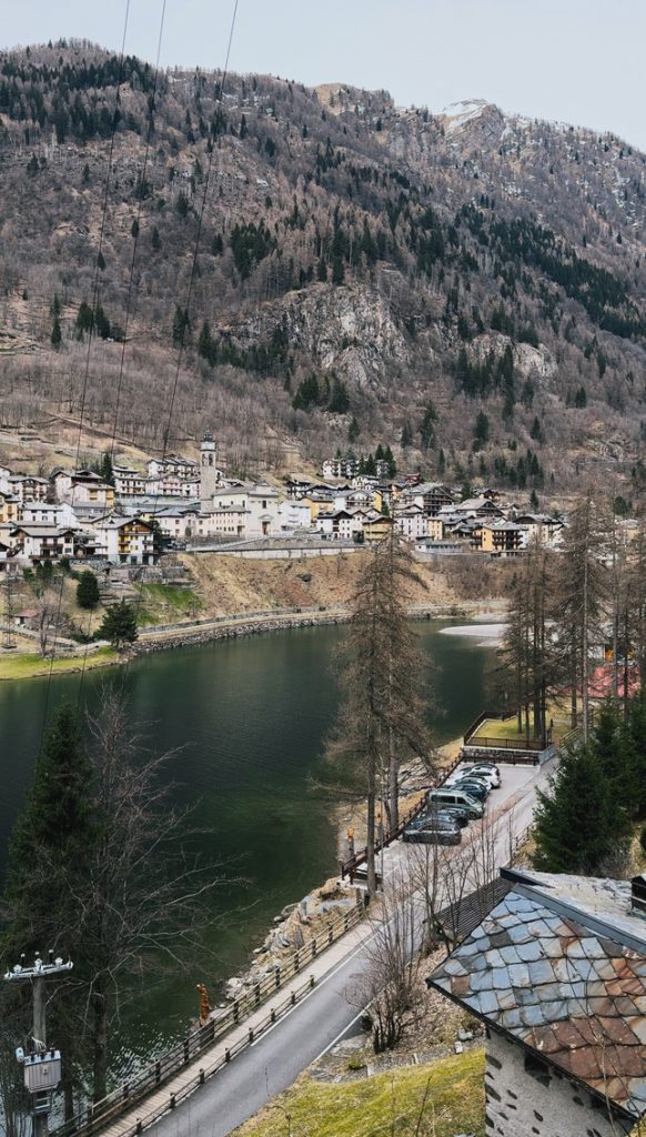Il lago artificiale di Carona circondato dalle montagne