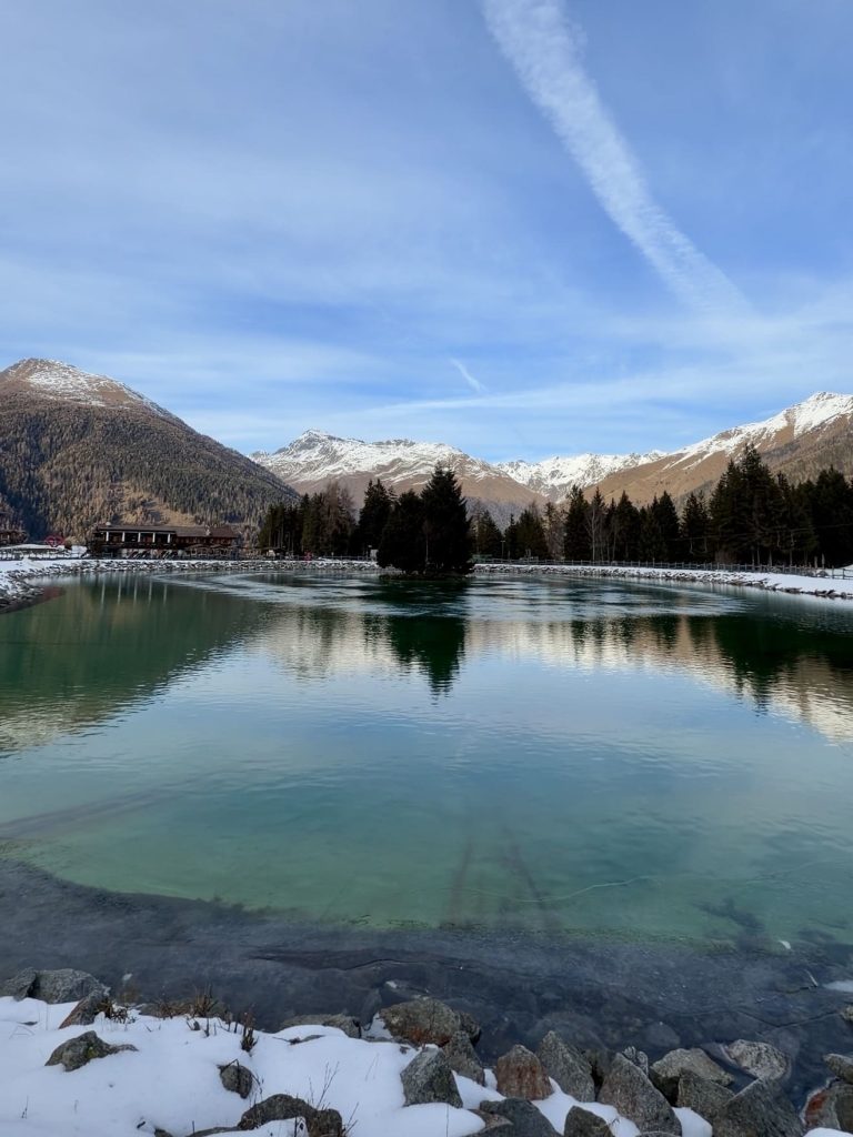 Lago di Valbione visto dal sentiero che sale da Ponte di Legno