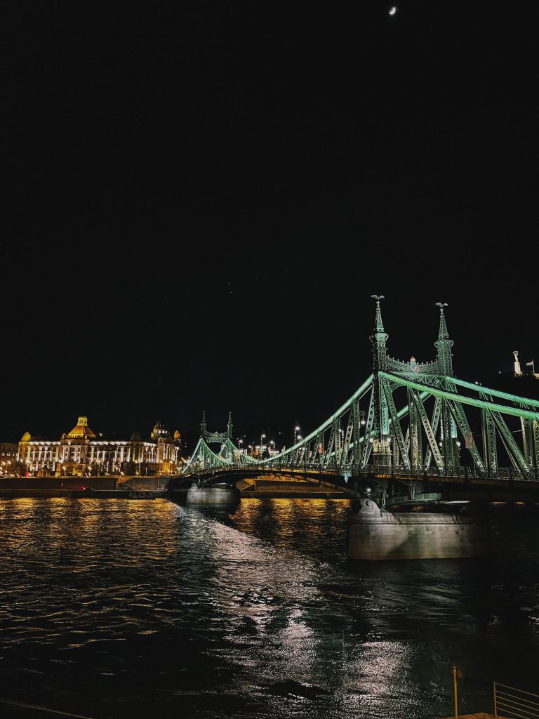 Liberty Bridge illuminato di sera