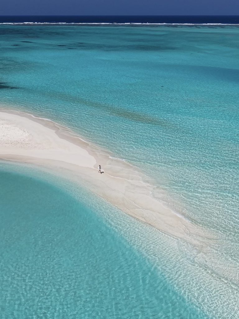 Lingua di sabbia vista dall'alto, striscia bianca in mezzo al mare turchese