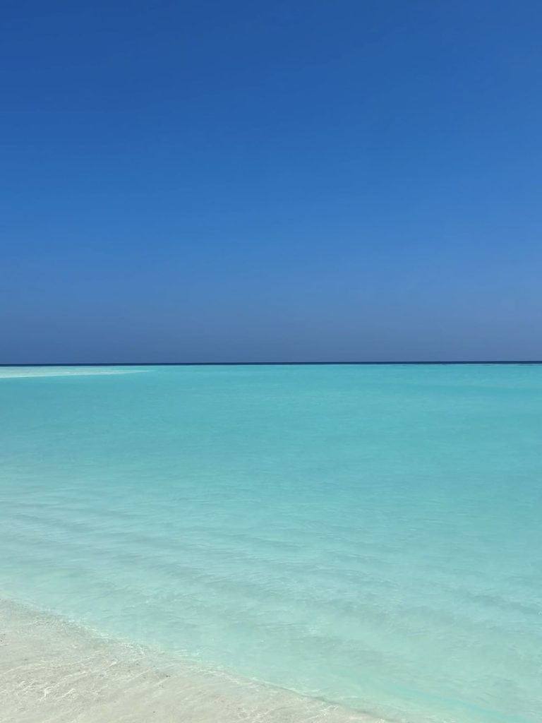 Spiaggia e mare alle Maldive vicino a Mathiveri
