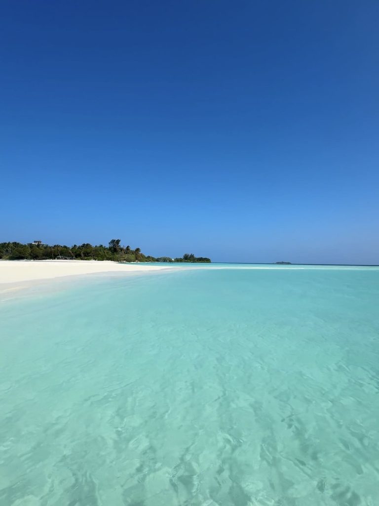 Spiaggia bianchissima accanto alla lingua di sabbia di Thoddoo