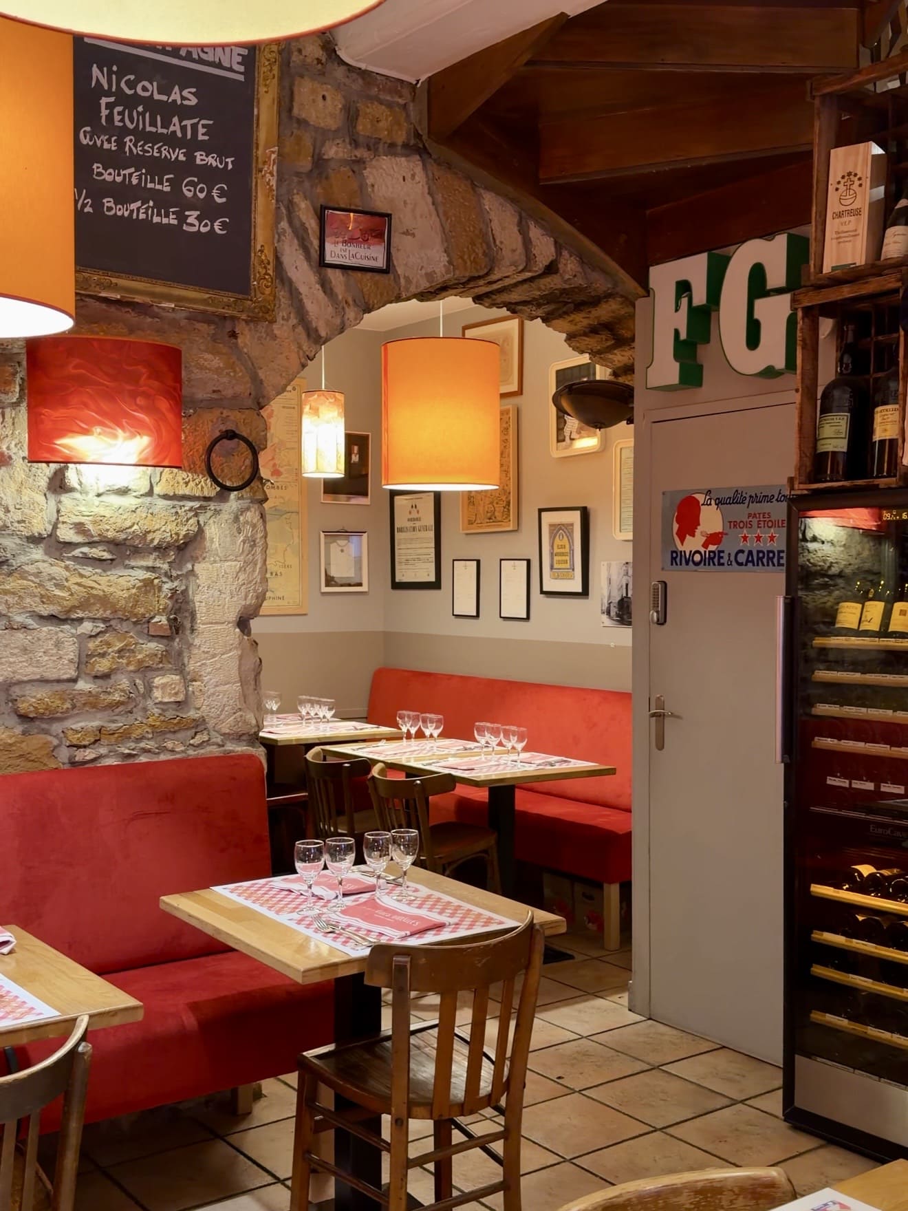 L'atmosfera intima e retro di un bouchon tradizionale di Lione
