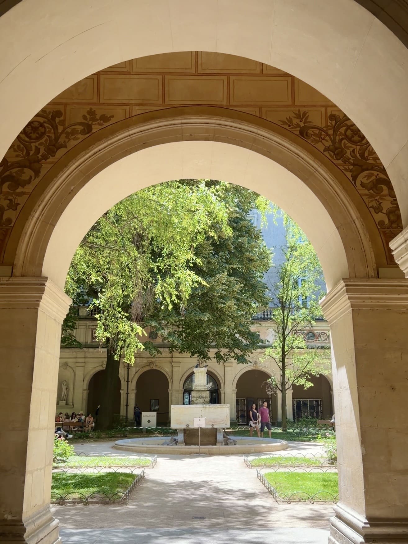 Il chiostro interno del Museo delle Belle Arti, con il suo giardino