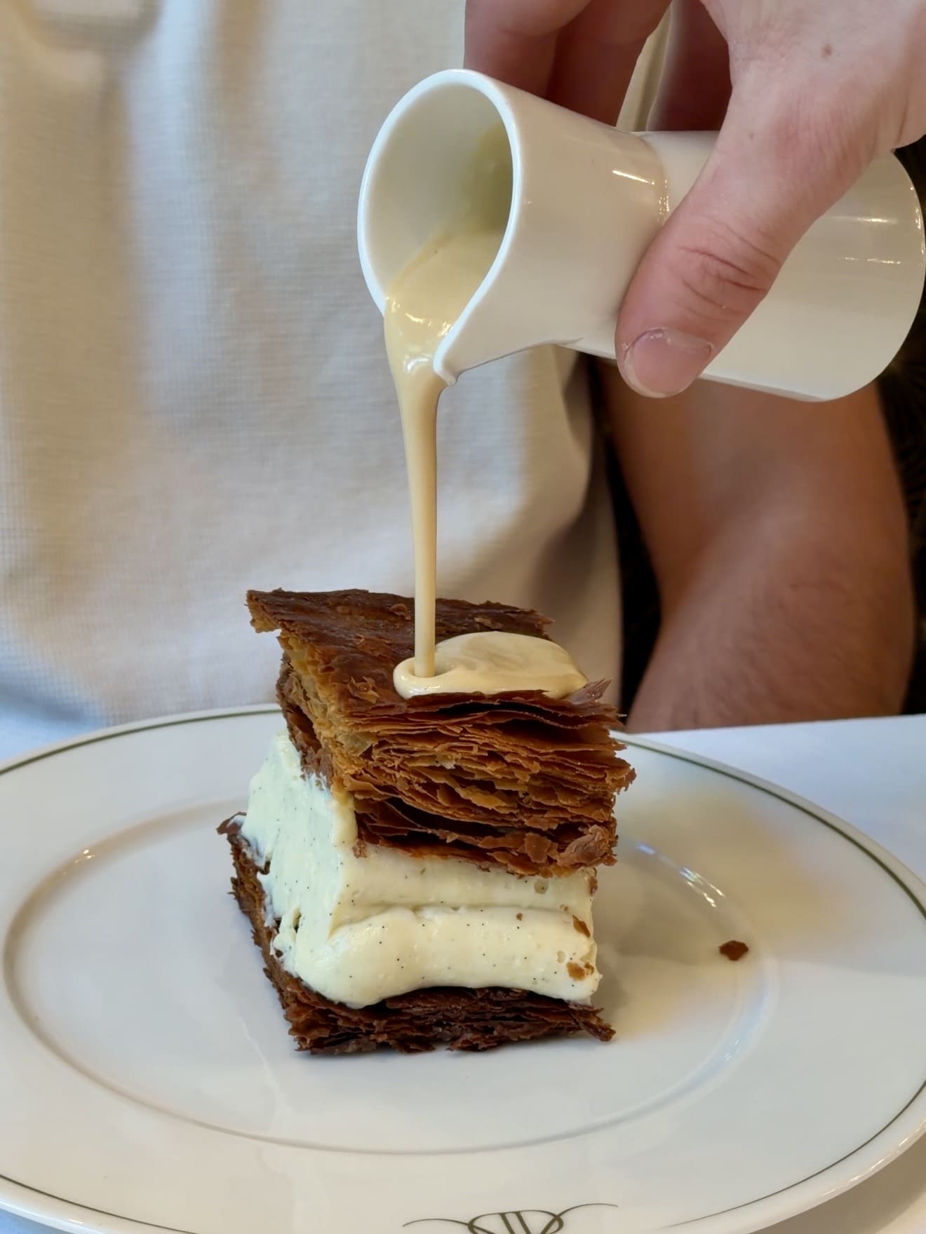 La millefoglie sporzionata al tavolo alla Brasserie Roseaux
