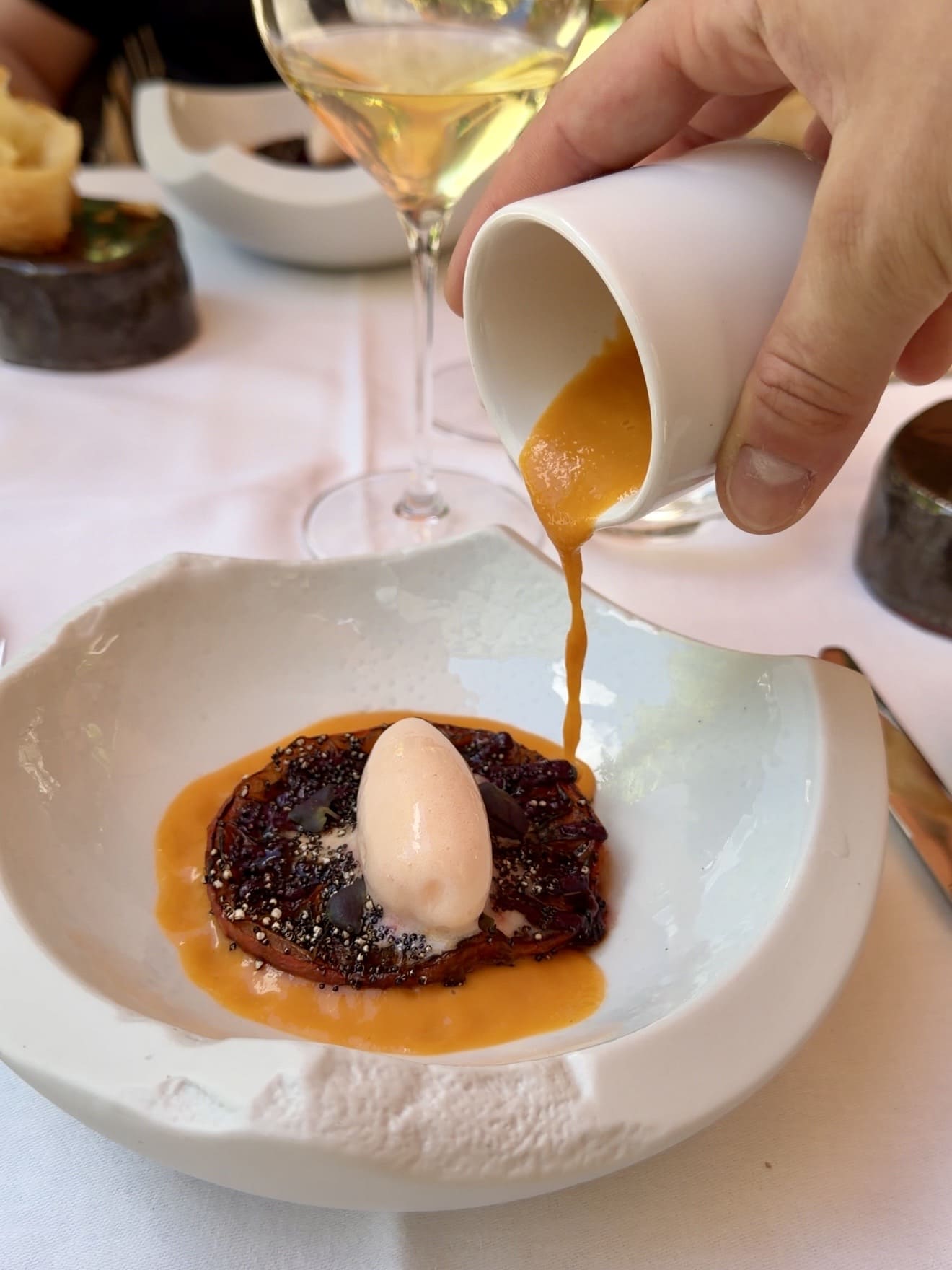 Il ristorante Monsieur P, affacciato su una piazzetta verde di Lione