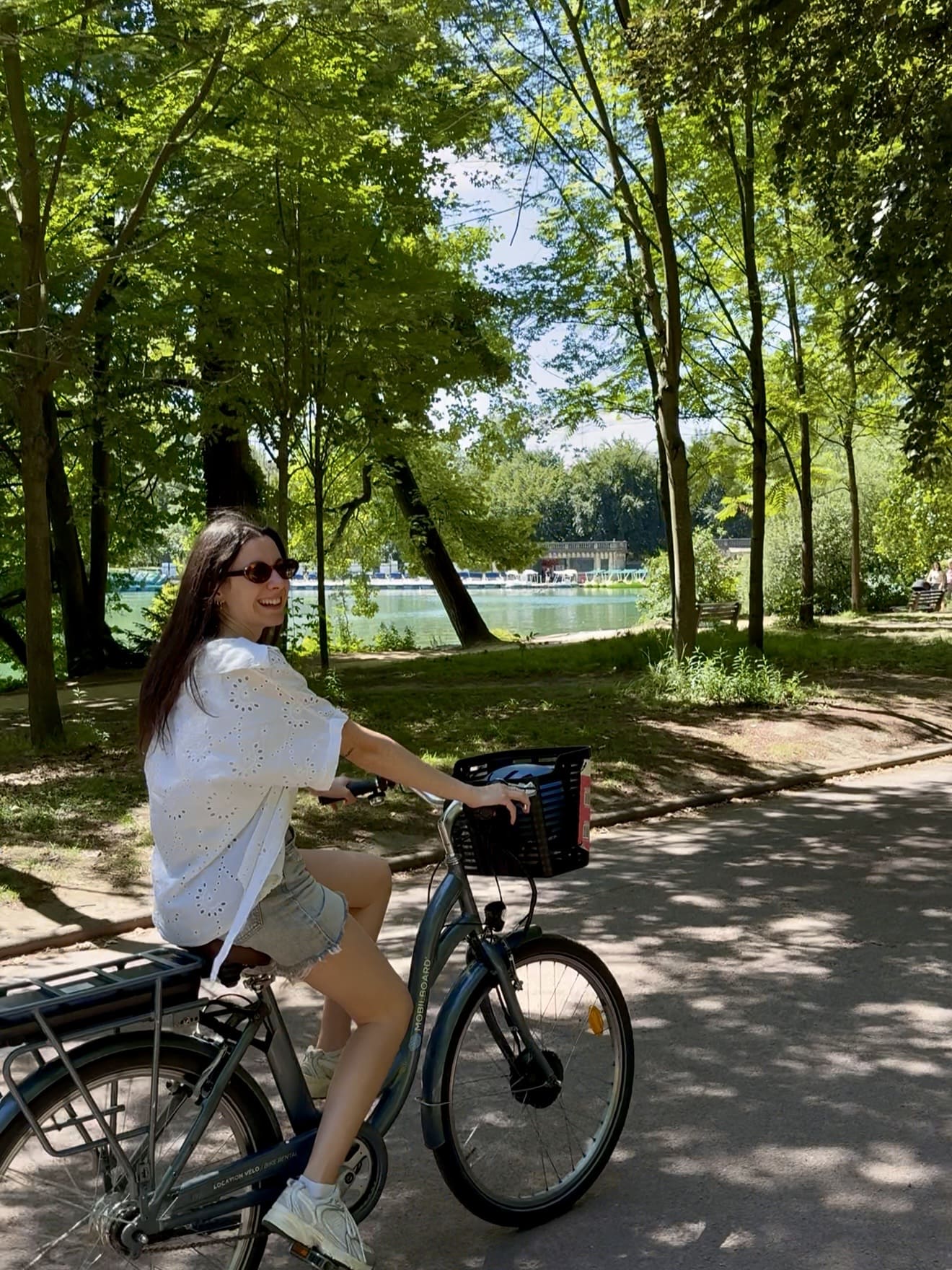In e-bike tra i viali alberati del Parc de la Tête d'Or