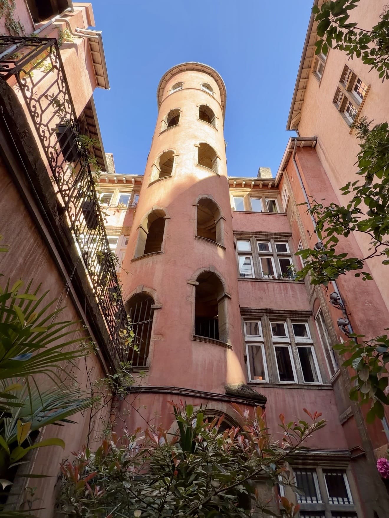 Uno dei traboules nascosti di Vieux Lyon, passaggio pedonale tra i cortili