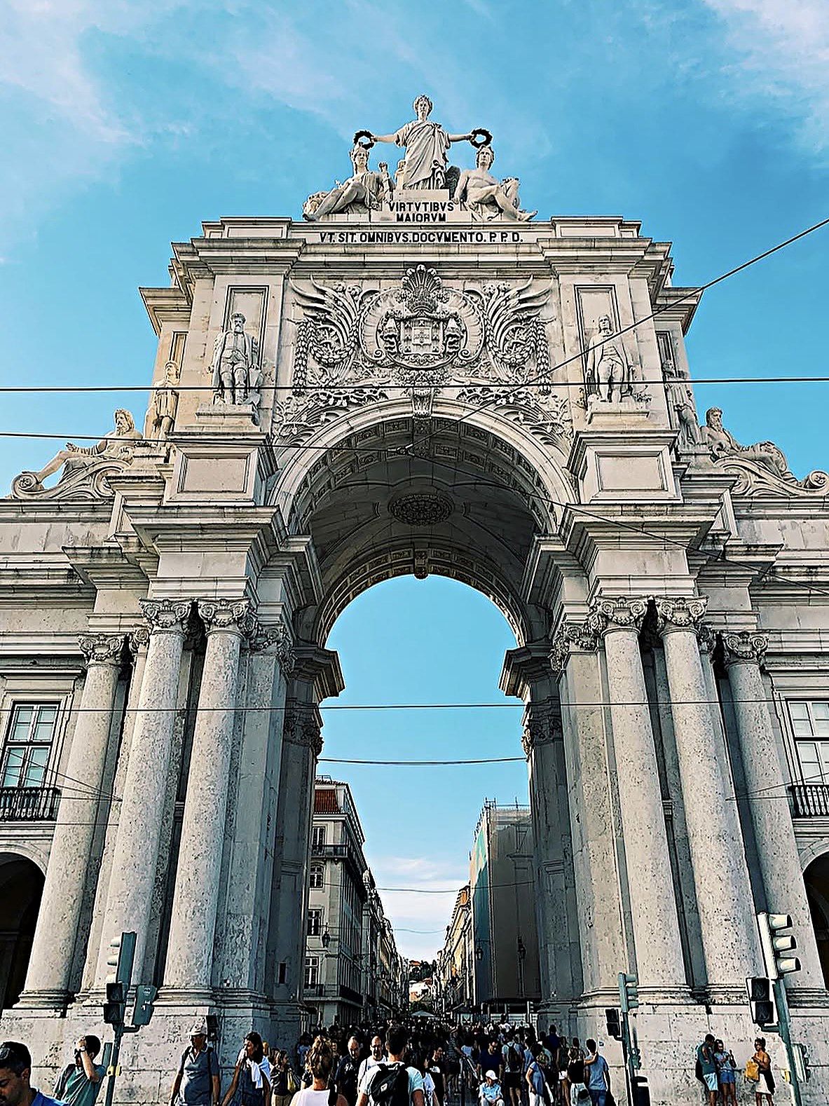L'Arco della Rua Augusta visto da Praça do Comércio a Lisbona