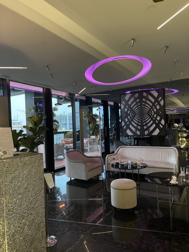 Sala lounge della Terrazza Gallia con arredi di design