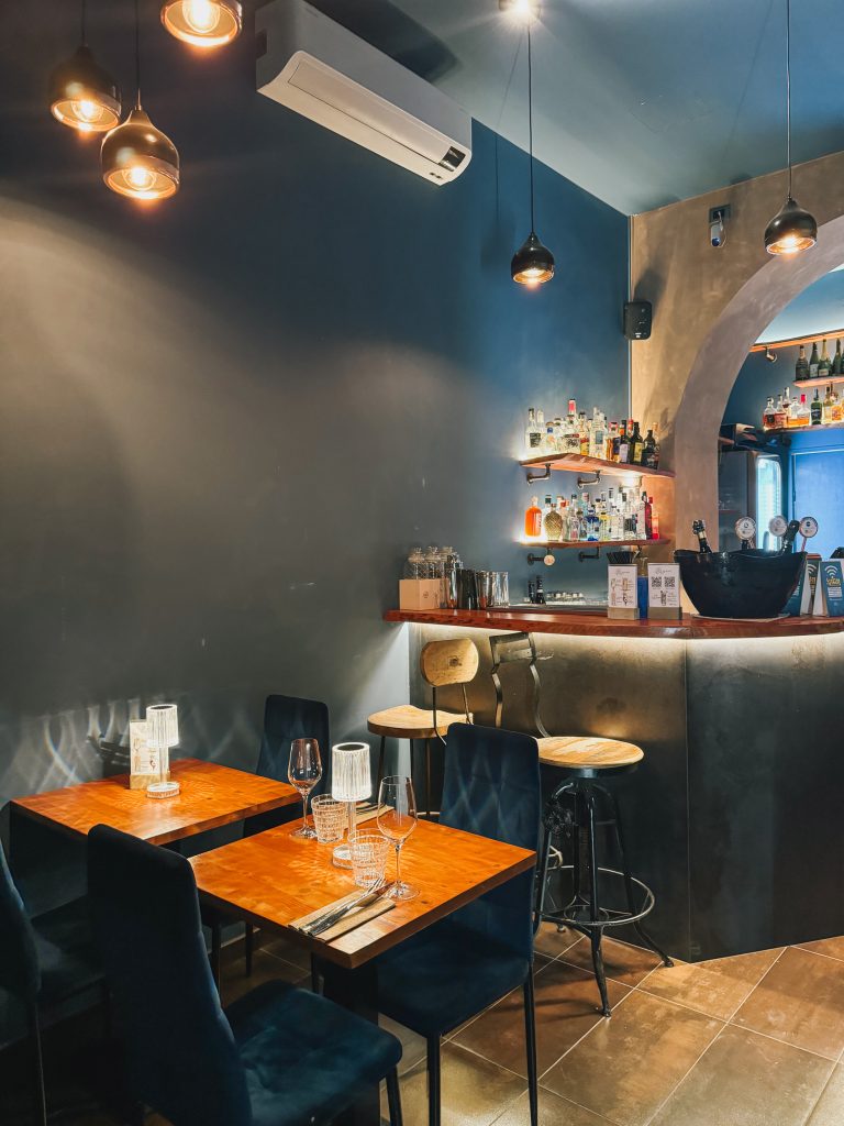 Sala intima e romantica del bistrot Shatì