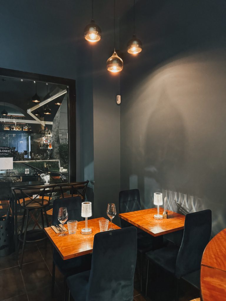 Angolo con tavoli apparecchiati del bistrot Shatì