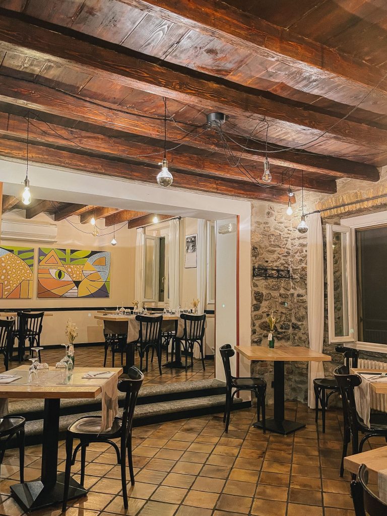 Interno del locale AranGino con arredi arancioni