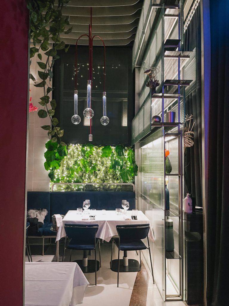 Sala di OTIVM Milano con piante e design metafisico