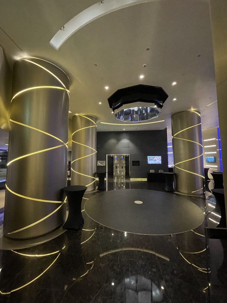 Hall dell'Excelsior Hotel Gallia vista dall'alto