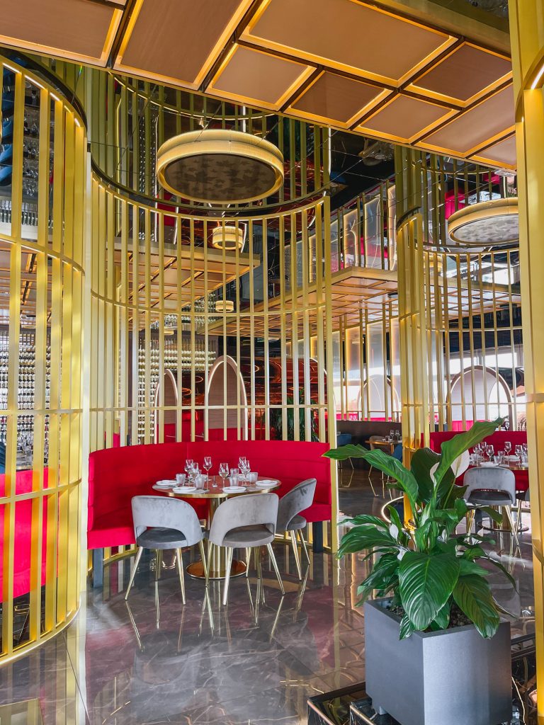 Sala interna di Sushi Ho Dalmine con dettagli in marmo e oro