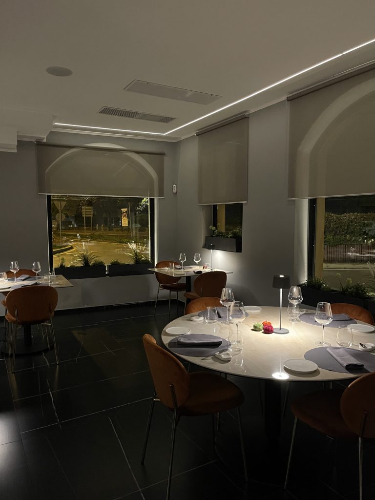 Tavolo apparecchiato del ristorante Mamie