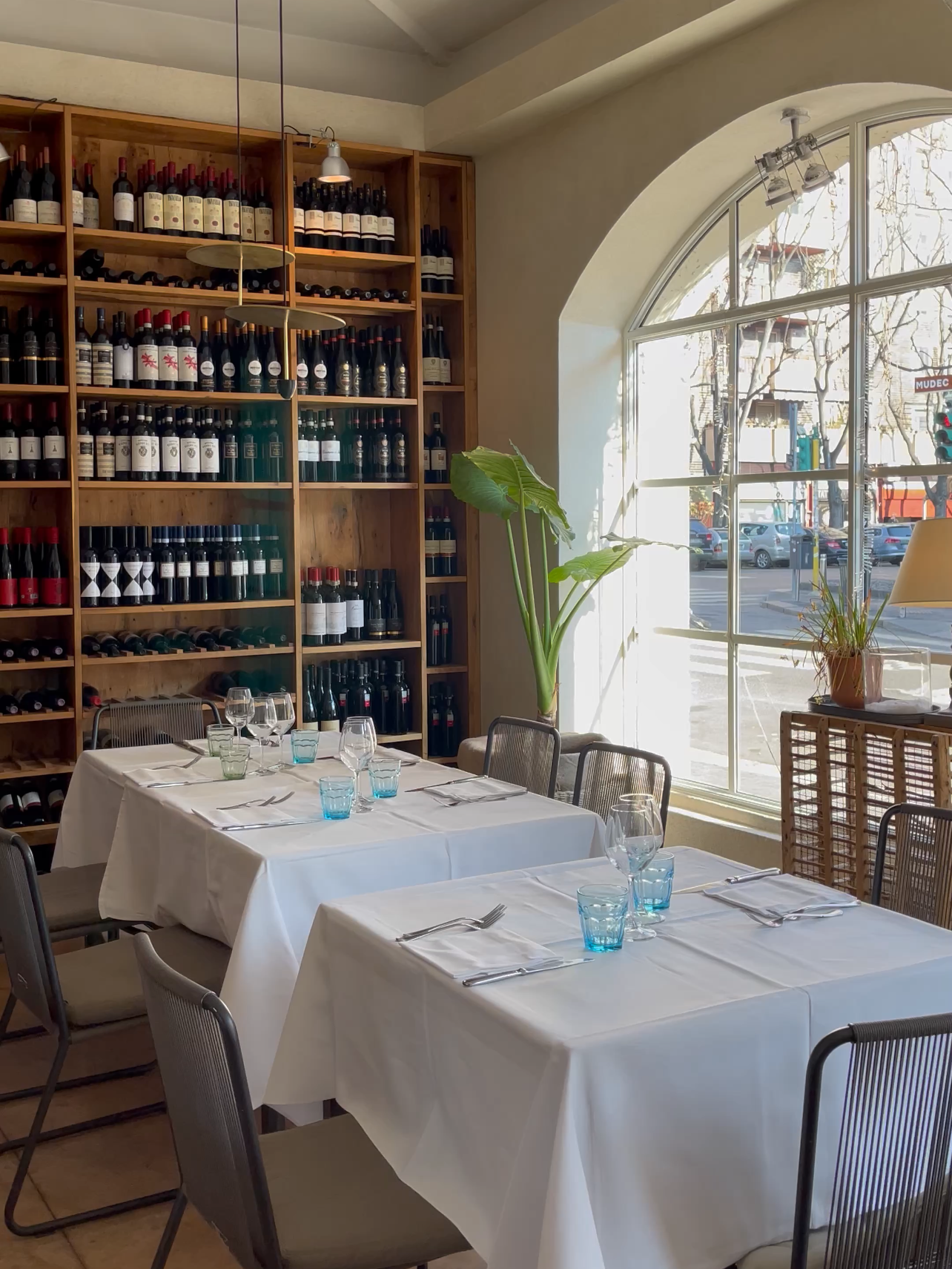 Sala interna di Al Fresco con arredamento rustico e chic