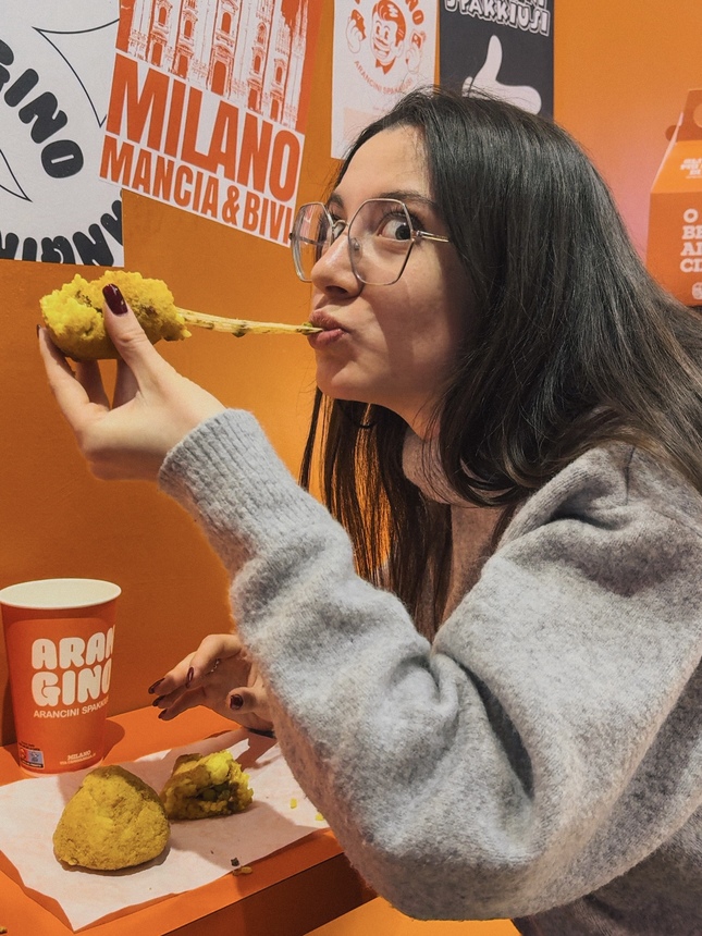 Ludovica assaggia un arancino di AranGino