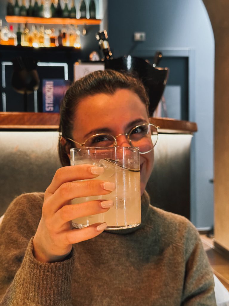 Ludovica brinda con un drink firmato Shatì