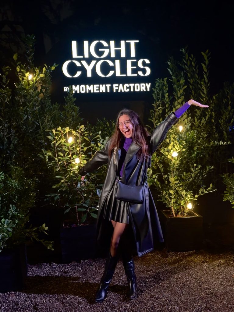 Ludovica davanti alla scritta luminosa di Light Cycles