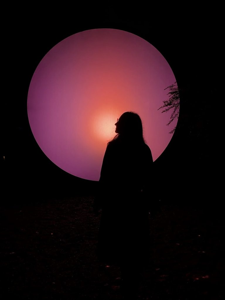 Ludovica nella foresta di luci rosse di Light Cycles