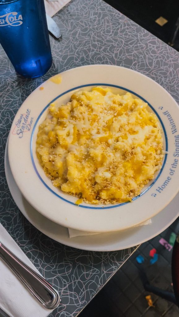 Mac and cheese cremoso servito da Ellen's Stardust