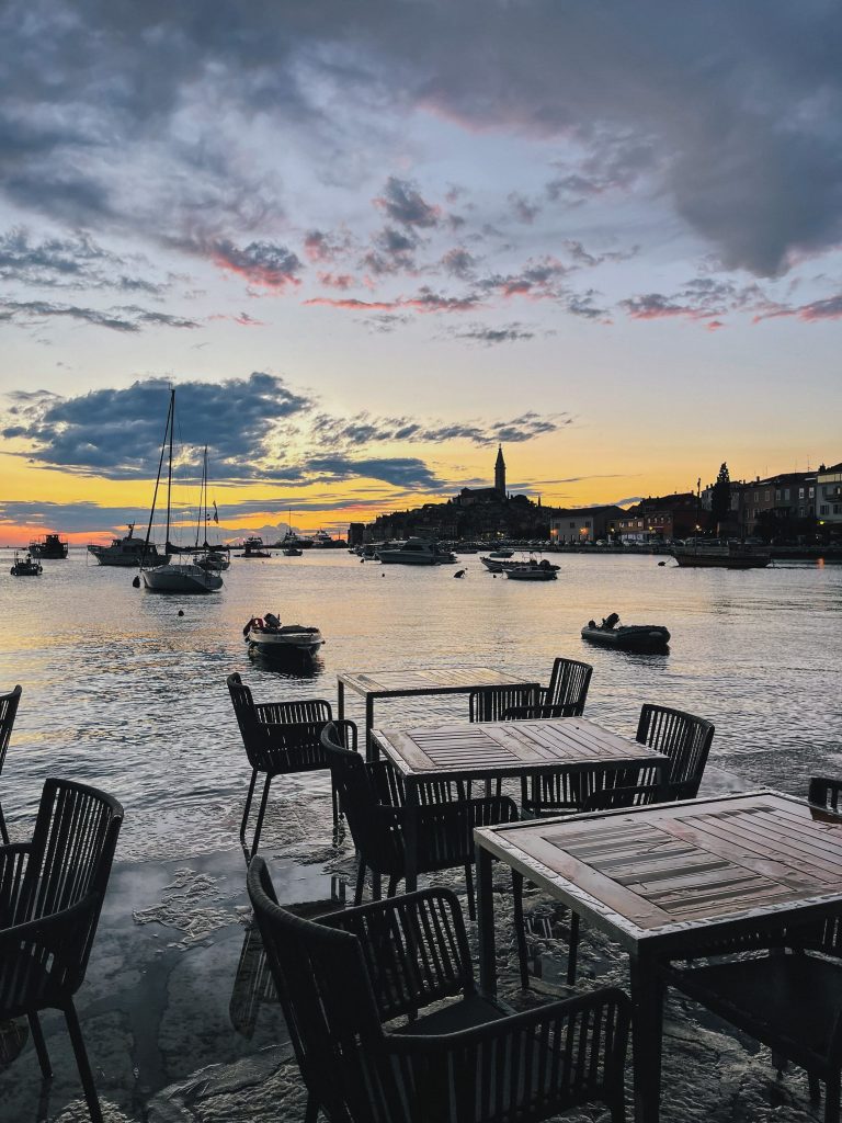 Vista su Rovigno dal ristorante Maestral al tramonto