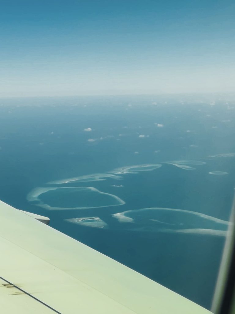Lagune turchesi delle Maldive fotografate dal finestrino