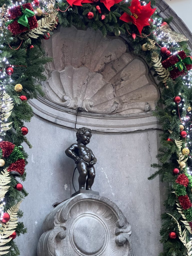Statua del Manneken Pis, simbolo di Bruxelles