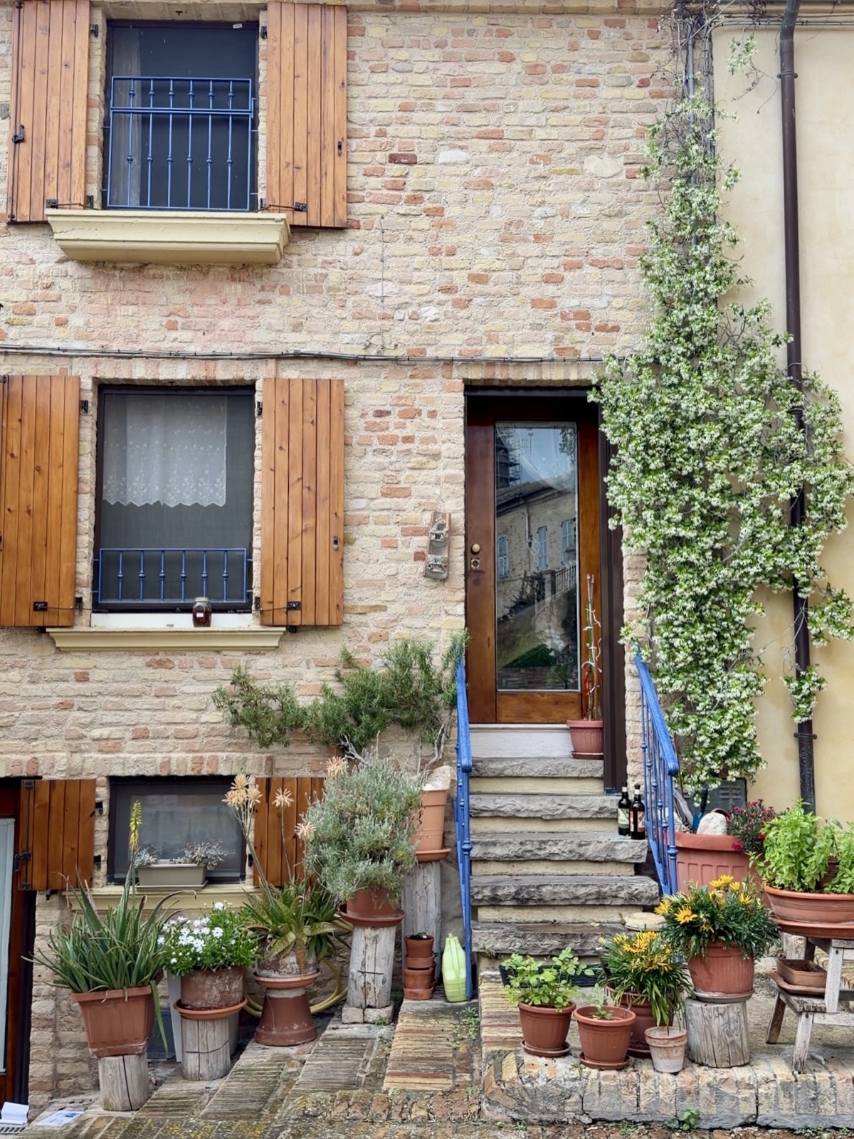 I vicoli in pietra del borgo storico di Civitanova Alta