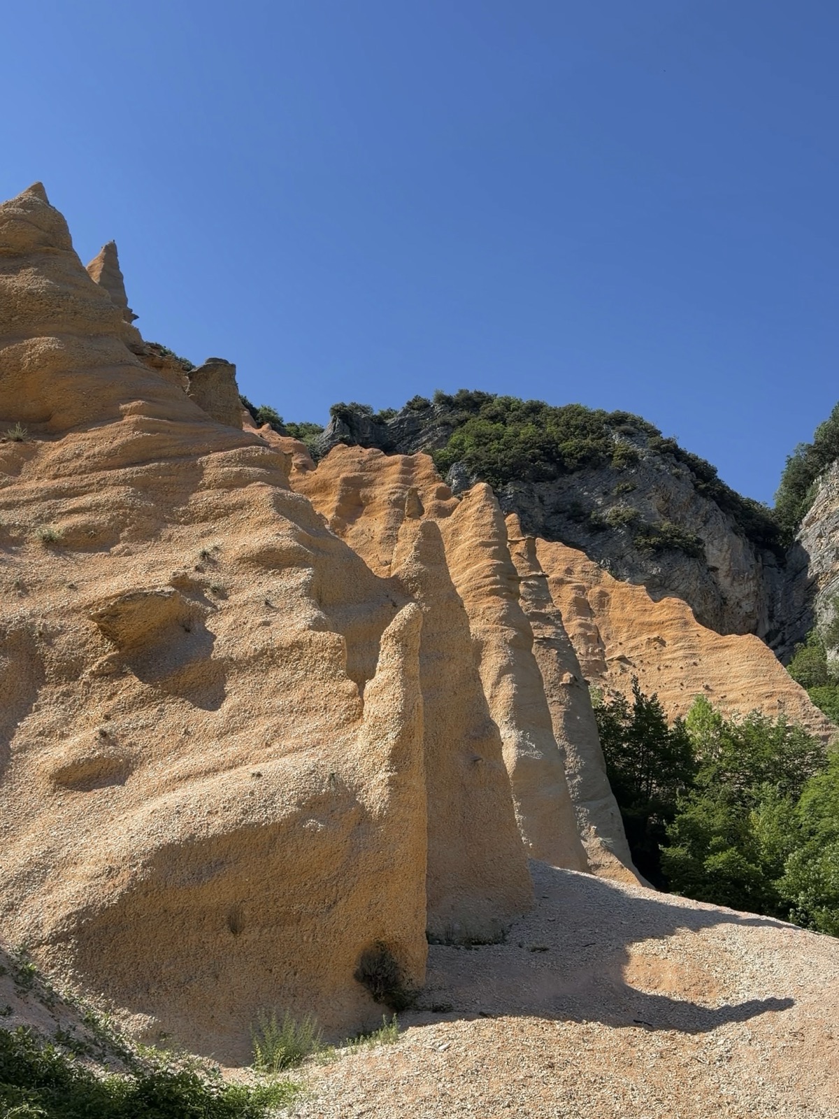 I pinnacoli di roccia rossastra delle Lame Rosse, il piccolo Grand Canyon delle Marche