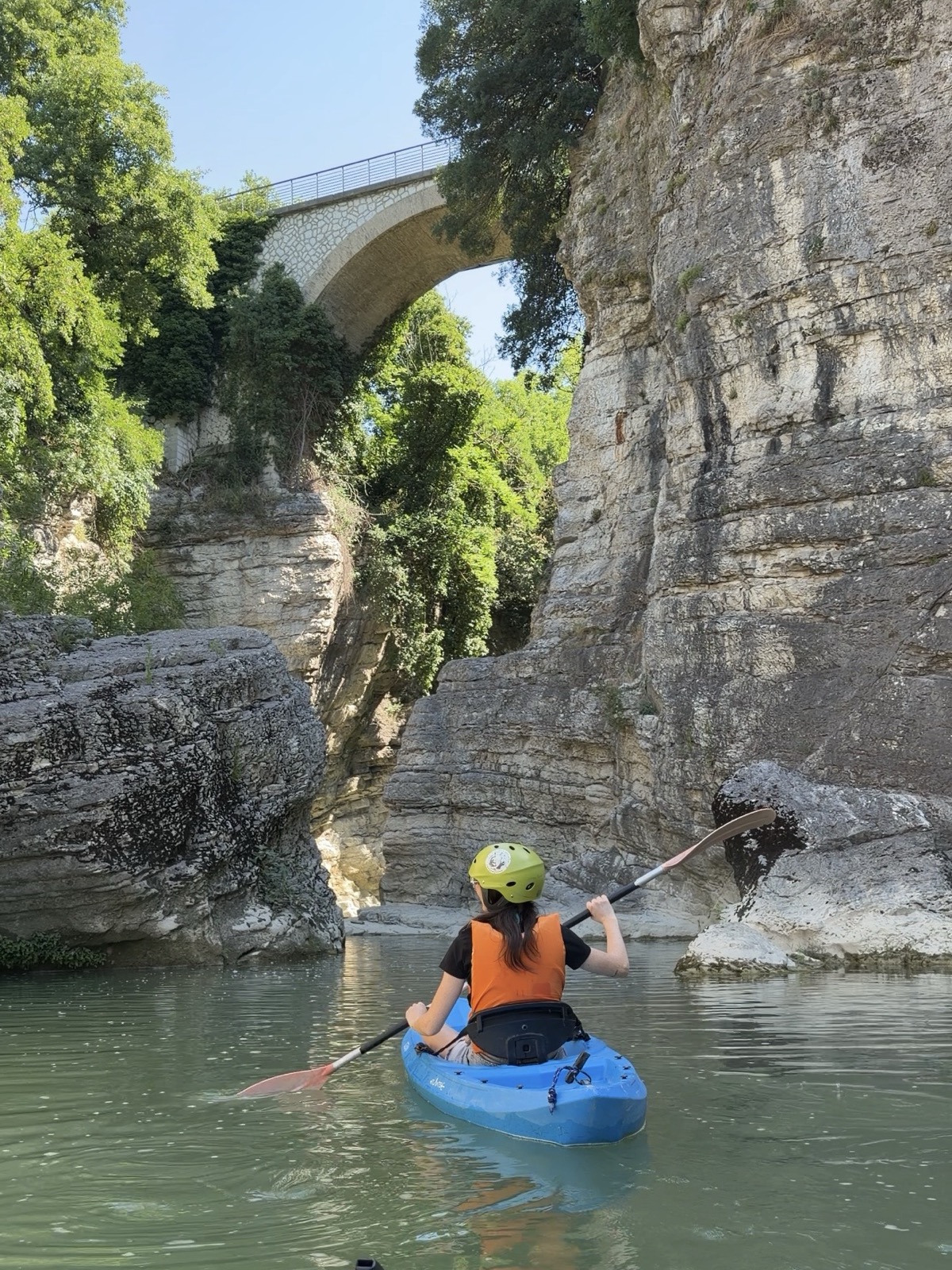 In canoa lungo il canyon delle Marmitte dei Giganti, sotto il Ponte dei Saltelli a Fossombrone