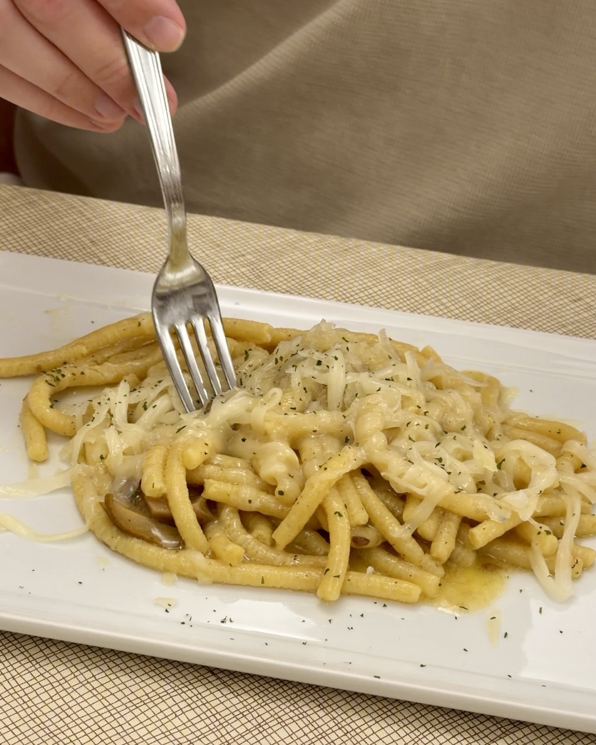 I passatelli asciutti conditi con formaggio e funghi all'Osteria El Mascaron di Fermignano