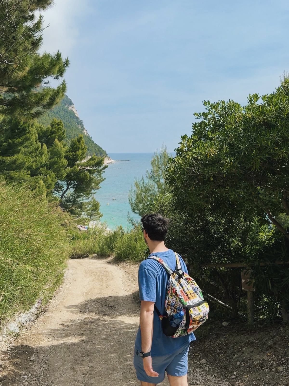 Il borgo di Sirolo arroccato sulla falesia a picco sul mare del Conero