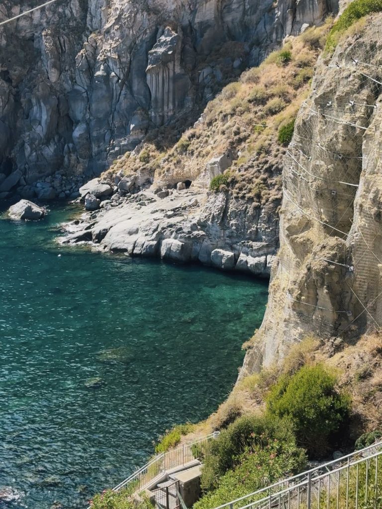 Mare cristallino di Cava Grado a Ischia