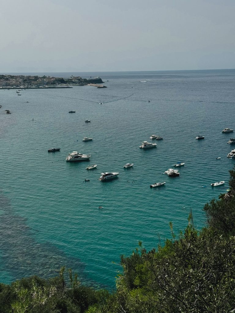 Acque turchesi di Ischia viste dall'alto