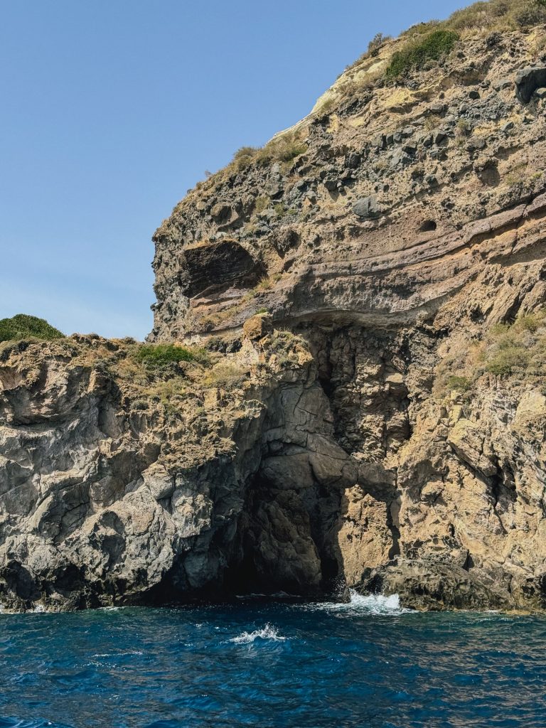 Scogli e mare blu sulla costa di Ischia