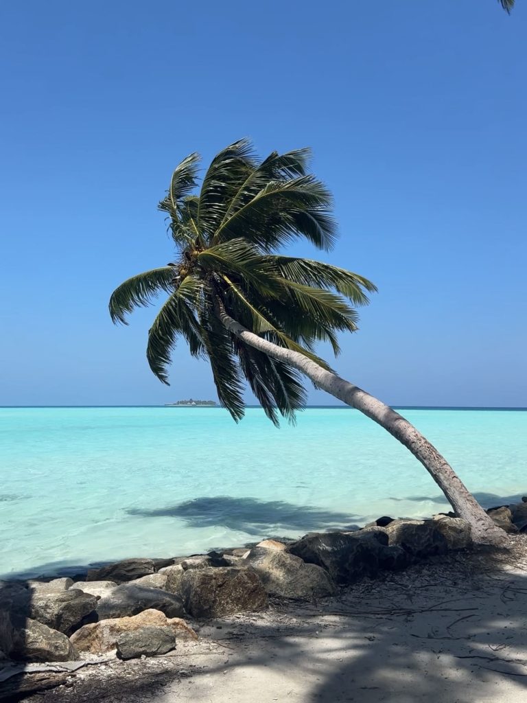 Spiaggia di Mathiveri, isola locale delle Maldive