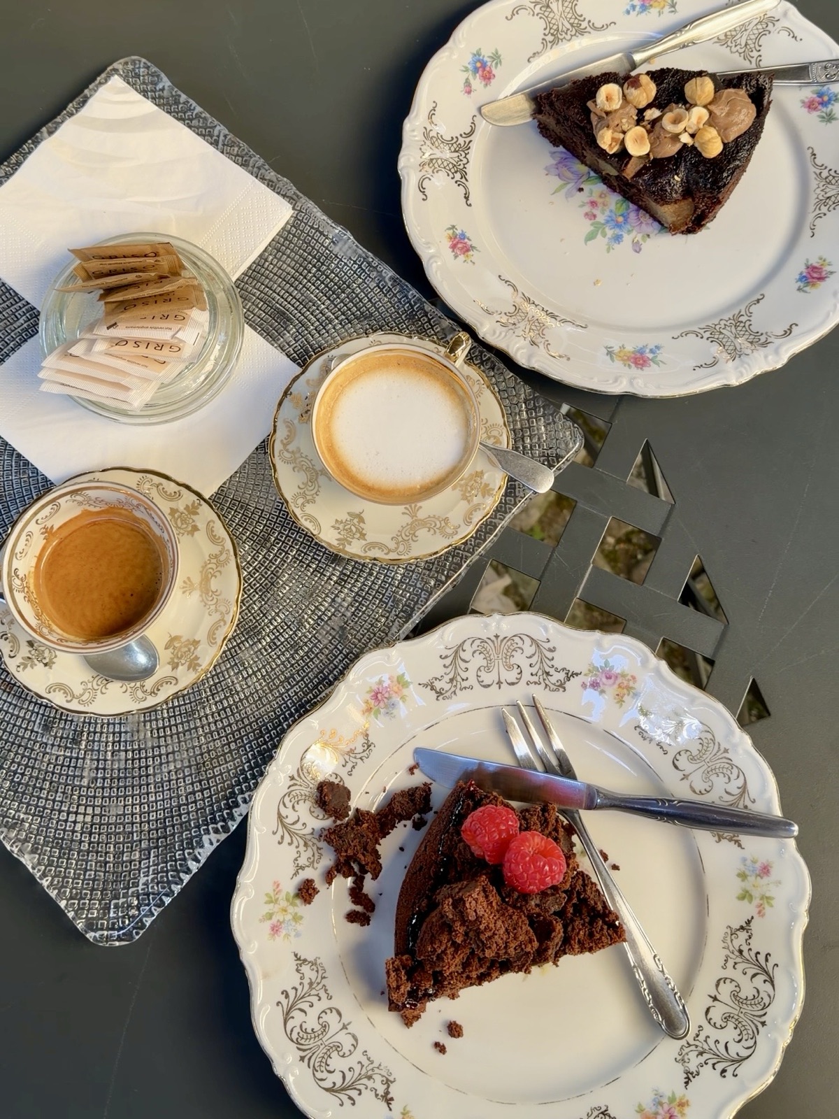 Fetta di torta e caffè serviti nel cortile di A'ida e le Viole a Seregno