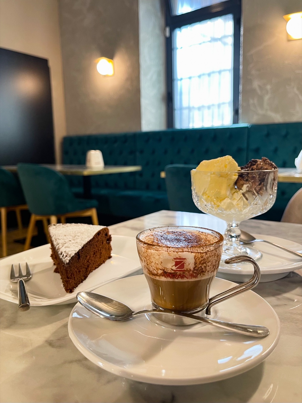 Caffè e fetta di torta serviti al tavolo da Al 36 a Carate Brianza