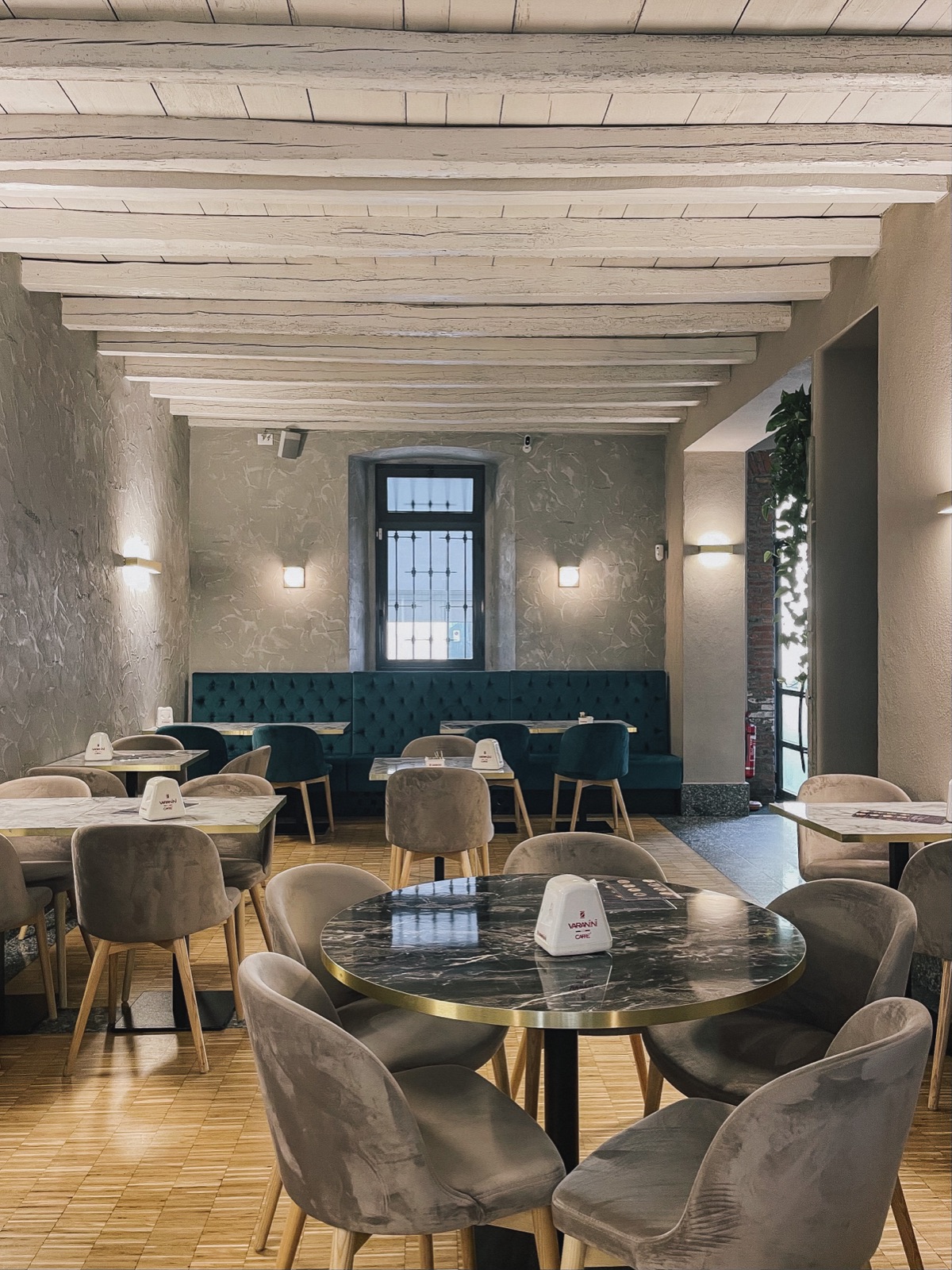 Sala interna del bar Al 36 a Carate Brianza