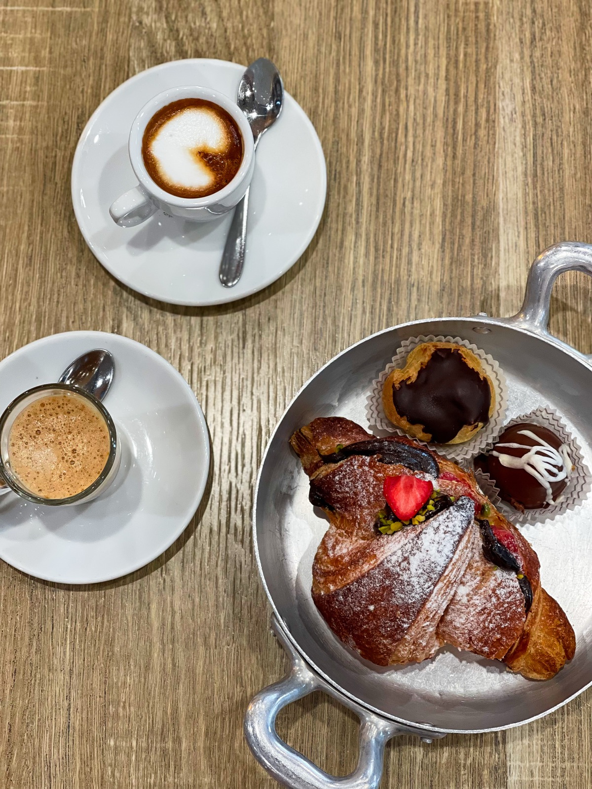 Brioche servita nel padellino con cappuccino da Balestrini a Lentate sul Seveso