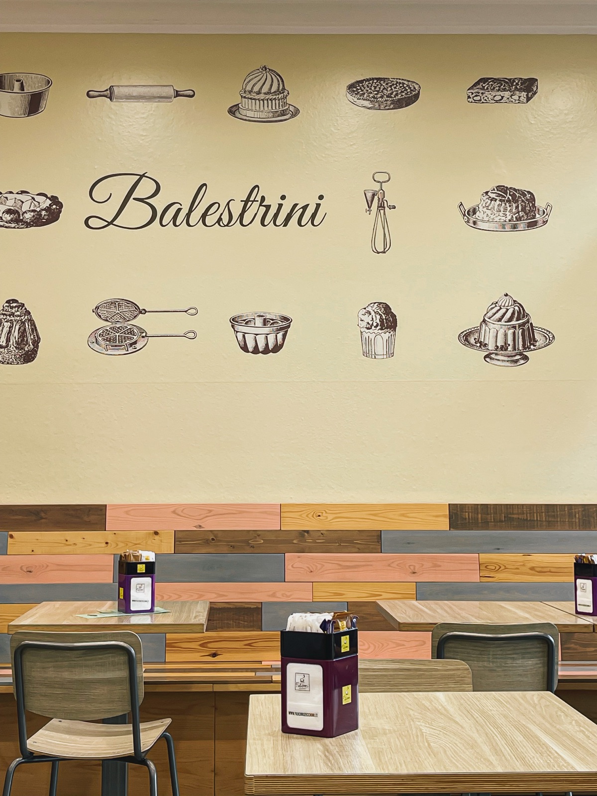 Sala interna della pasticceria Balestrini a Lentate sul Seveso